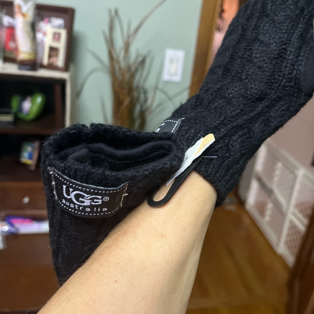 UGG black gloves with cell phone finger tip - Picture 3 of 4